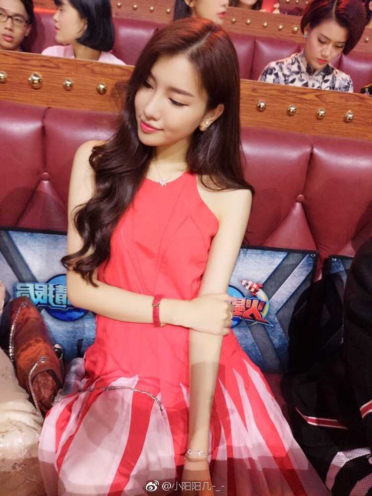 马阳阳扎着丸子头俏皮地看向镜头，五官立体深邃如同混血娃娃，皮肤吹弹可破尽显青春活力