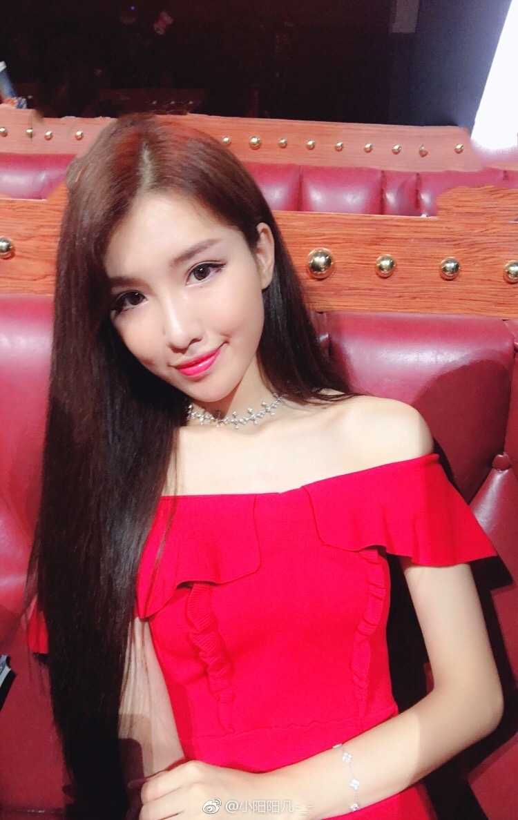 马阳阳身穿白色露肩装录制节目，肌肤如雪笑容甜美，在舞台灯光下整个人仿佛会发光