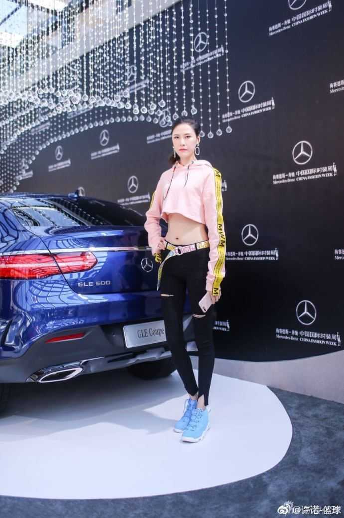 近距离特写下，许诺的五官精致立体，露脐装与高腰裤的搭配完美分割身材比例，美腿优势一览无余。