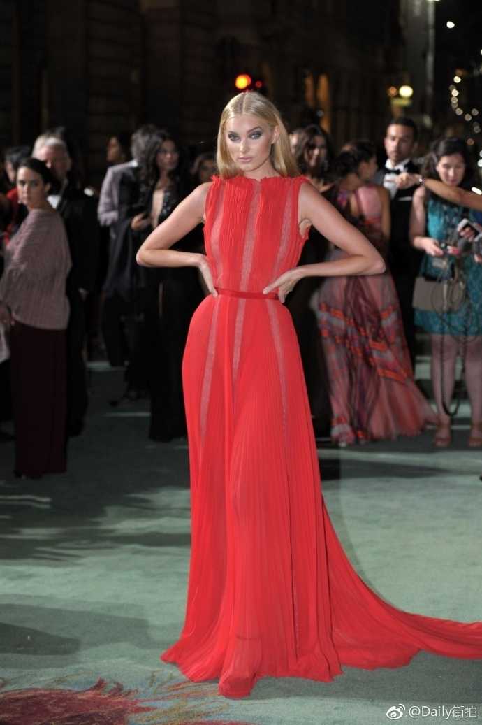 艾尔莎在米兰的街头漫步，红裙的裙摆随风轻扬，背景是古老的欧式建筑，她仿佛从古典油画中走出的现代缪斯，动静皆宜。