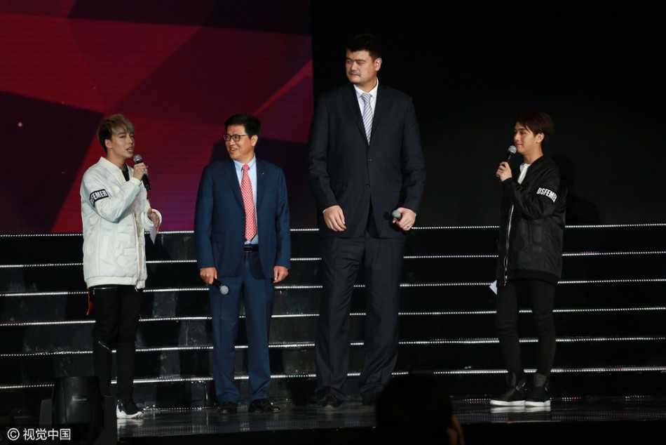 尽管身处以音乐为主场的环境，姚明依旧保持着运动员特有的挺拔站姿，在一群音乐人中显得格外醒目，传递出跨界而来的自信与沉稳。