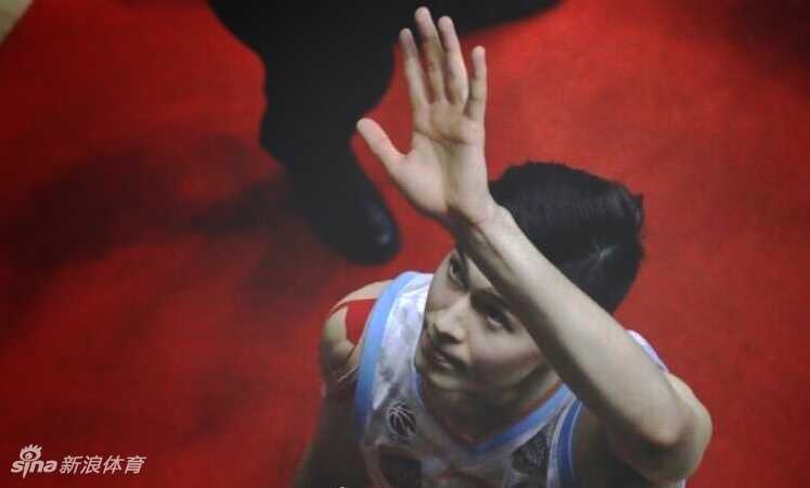 身穿红色中国男篮球衣的阿不都沙拉木在球场上目光如炬，坚定的眼神仿佛能穿透篮筐，预示着未来领袖的诞生