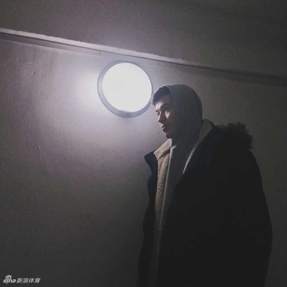 身披新疆队23号战袍的阿不都沙拉木在赛场边喝水休息，额头的汗珠和专注的神情透露出他对比赛的投入与渴望