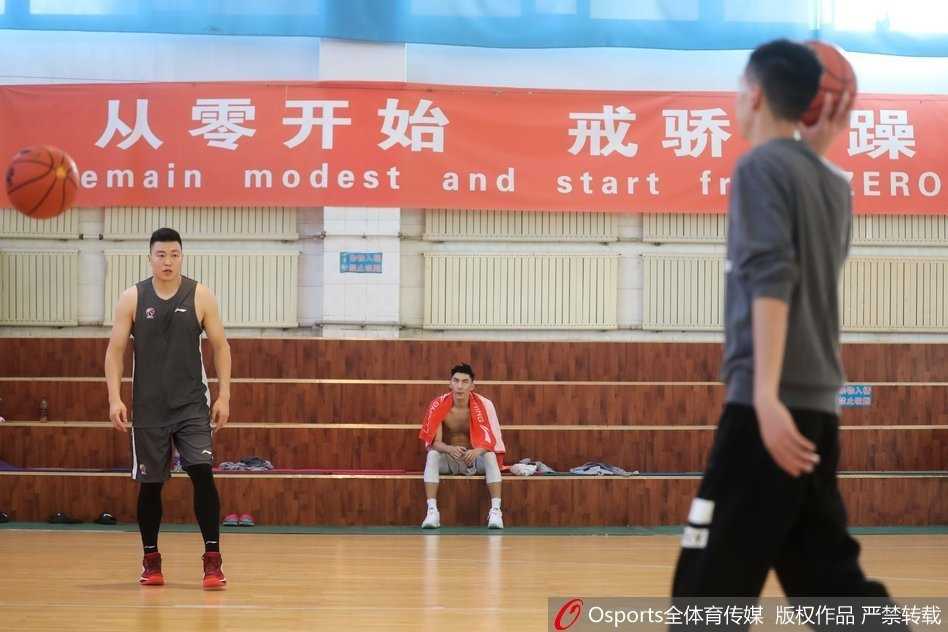 从零开始卫冕路 新疆飞虎全新征程再启航 训练馆内灯光如炬,新疆男篮将士们神情专注,每一次运球和跑位都仿佛在雕琢艺术品,卫冕的信念在汗水中默默沉淀。