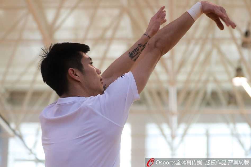 从零开始卫冕路 新疆飞虎全新征程再启航 训练结束后的放松拉伸,球员们围坐在一起,汗水浸湿了球衣,虽然身体疲惫但眼神中充满对胜利的渴望,他们已准备好迎接一切挑战。