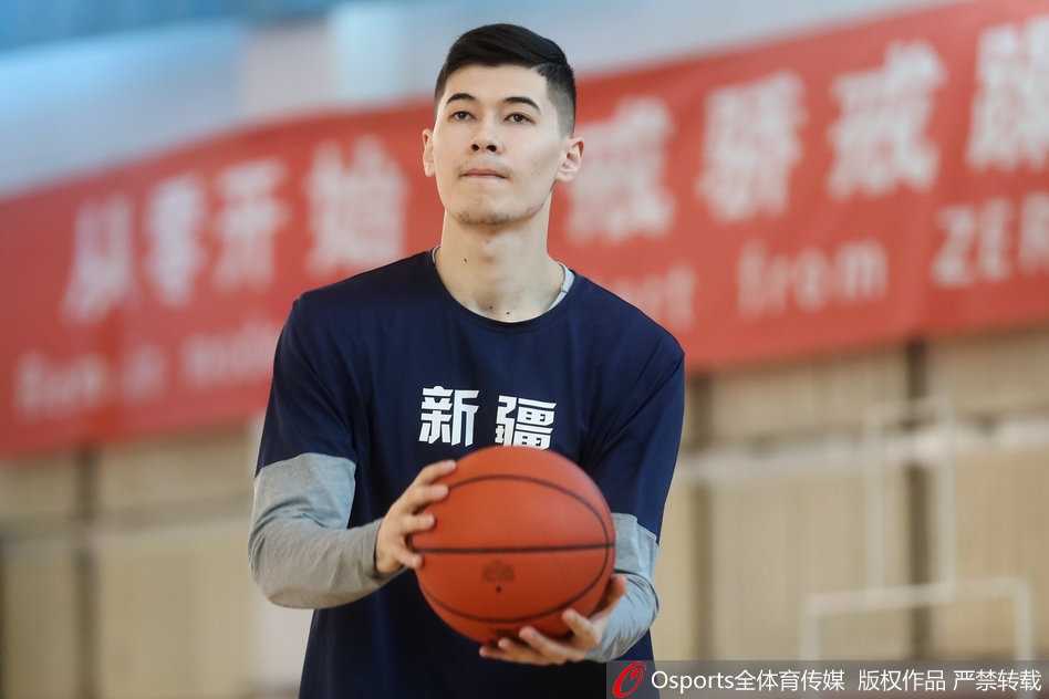 从零开始卫冕路 新疆飞虎全新征程再启航 李秋平指导双手叉腰站立在场边,眉头微蹙凝视着弟子们的跑动路线,他的沉稳与睿智是这支志在建立王朝的球队最坚实的后盾。