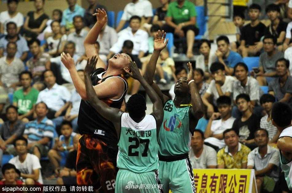 终场哨声响起，比赛结束，几位浑身湿透的非洲球员神情略显疲惫，他们正与对手相互致意，虽然语言不通，但体育精神在这一刻成为了连接彼此的桥梁。