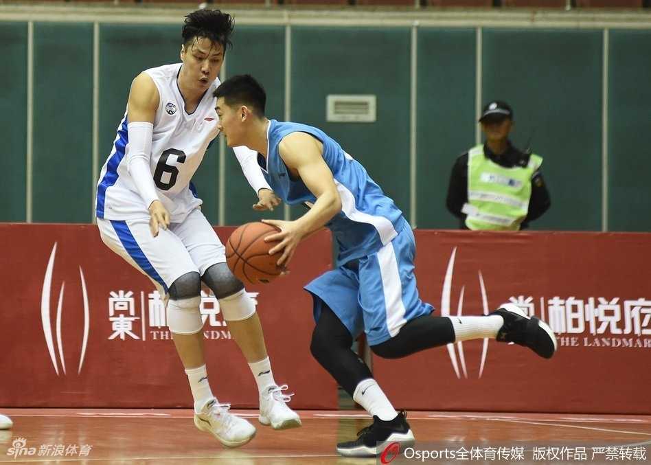 从预备队起航的涅槃之路:贺天举伤愈复出征战CBDL 运球突破的贺天举神情专注,虽然这只是强度较低的预备队联赛,但他每一次运球都全力以赴,渴望通过每一次触球找回曾经那个在三分线外自信出手的自己。