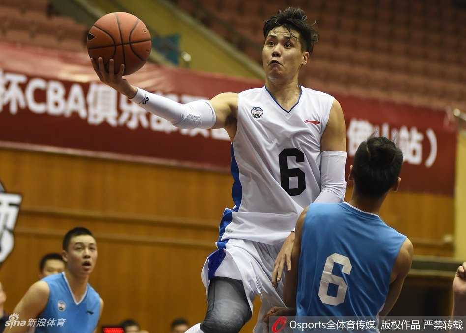 从预备队起航的涅槃之路:贺天举伤愈复出征战CBDL 贺天举在三分线外果断起跳出手,手腕轻柔地将球拨出,标志性的投篮姿势即使在预备队比赛中也保持着那份射手独有的优雅与从容。