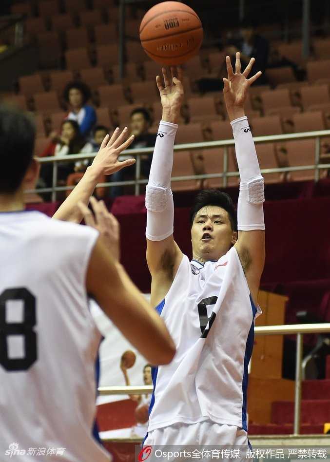 从预备队起航的涅槃之路:贺天举伤愈复出征战CBDL 身披辽宁队6号战袍的贺天举在预备队比赛中眼神专注,他高高跃起试图封盖对手的投篮,仿佛要将过去一年的阴霾全部扇飞。