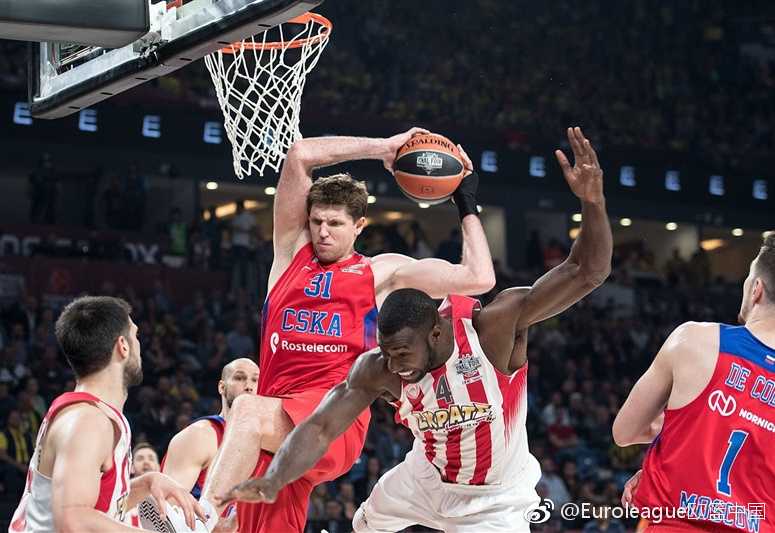 伊斯坦布尔之夜东道主加冕欧冠篮新王 圣文亚当圆顶球场外飘扬的欧冠篮四强赛旗帜,伊斯坦布尔已准备好迎接欧洲篮球巅峰对决