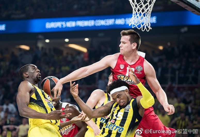 伊斯坦布尔之夜东道主加冕欧冠篮新王 博格达诺维奇高高举起冠军奖杯,与队友卡利尼奇共同沉浸在夺冠的喜悦中,金色的雨从天而降