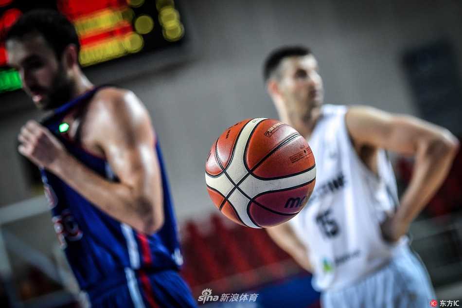 拉姆安拉球员奥布莱恩在伊朗队员的严密包夹下，拼尽全力跃起争抢篮板，眼神中透露出不屈与坚毅