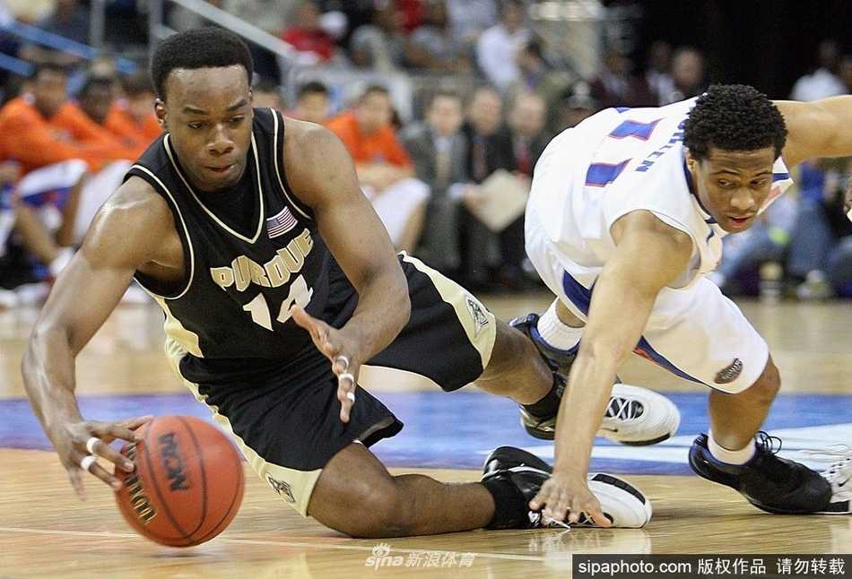 身披火箭战袍的兰德里神情专注，他身后的红色背景与姚明的身影，勾起了无数球迷对那段激情岁月的回忆。