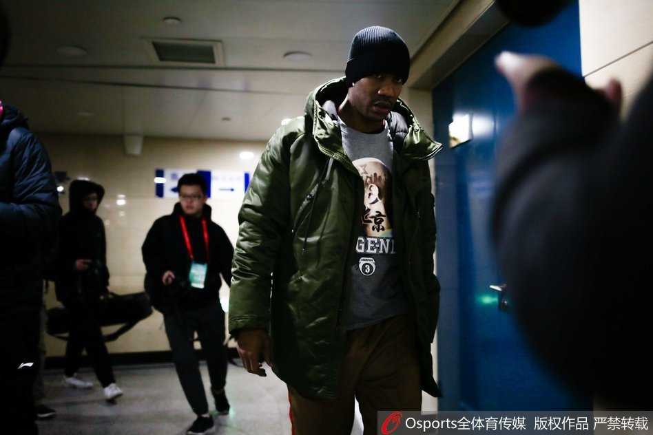 传奇终章前夕:马布里最后一课的潮衣与深情 马布里身穿宽松灰色潮服在训练场持球,神情专注,目光如炬,这是他对职业生涯最后一次赛前训练的极致尊重。