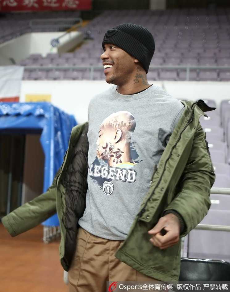 传奇终章前夕:马布里最后一课的潮衣与深情 马布里在拉伸放松时表情搞怪,放松的心态背后是钢铁般的意志,他用笑容掩盖着对奋战了二十二年的赛场的不舍。