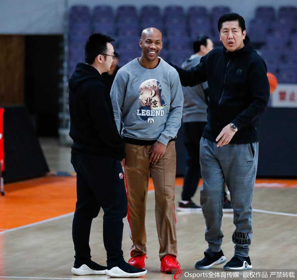 传奇终章前夕:马布里最后一课的潮衣与深情 北京北控队训练结束,马布里与年轻球员击掌鼓励,他用这样的方式传递着自己的篮球信念与永不熄灭的拼搏精神。