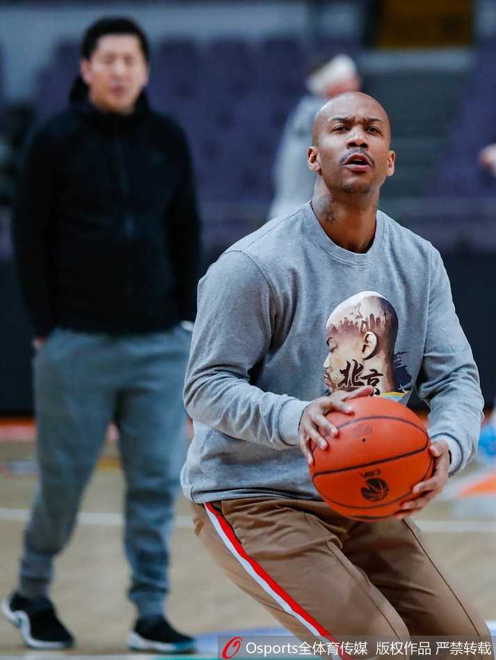 传奇终章前夕:马布里最后一课的潮衣与深情 最后一次赛前训练的尾声,马布里低头沉思,仿佛在向这片熟悉的场地默默告别,明日之后这里将再无他奔跑的身影。