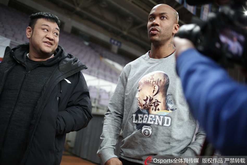 传奇终章前夕:马布里最后一课的潮衣与深情 训练场上马布里进行运球折返跑,动作依然敏捷如初,汗水浸湿了潮服,却浇不灭他对胜利和篮球最原始的热爱。