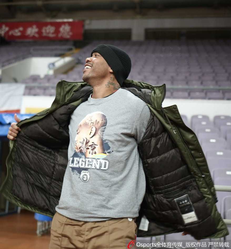 传奇终章前夕:马布里最后一课的潮衣与深情 训练间隙,马布里坐在场边露出标志性微笑,眼神中流露出对这片球场的无限眷恋,脚上的战靴记录着他二十二年的征伐岁月。