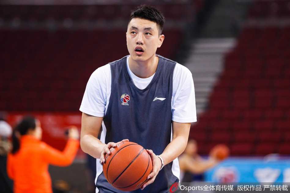 雅尼斯教练双手比划战术，翟晓川与其他队友围拢倾听聚精会神