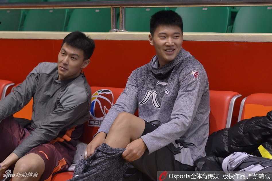 训练间隙，球员们聚拢在一起，目光坚毅地聆听着教练的战术布置，虽然年轻的面庞上还带着些许青涩，但眼神中透出的那股不服输的劲头，正是八一男篮代代相传的军旅之魂。