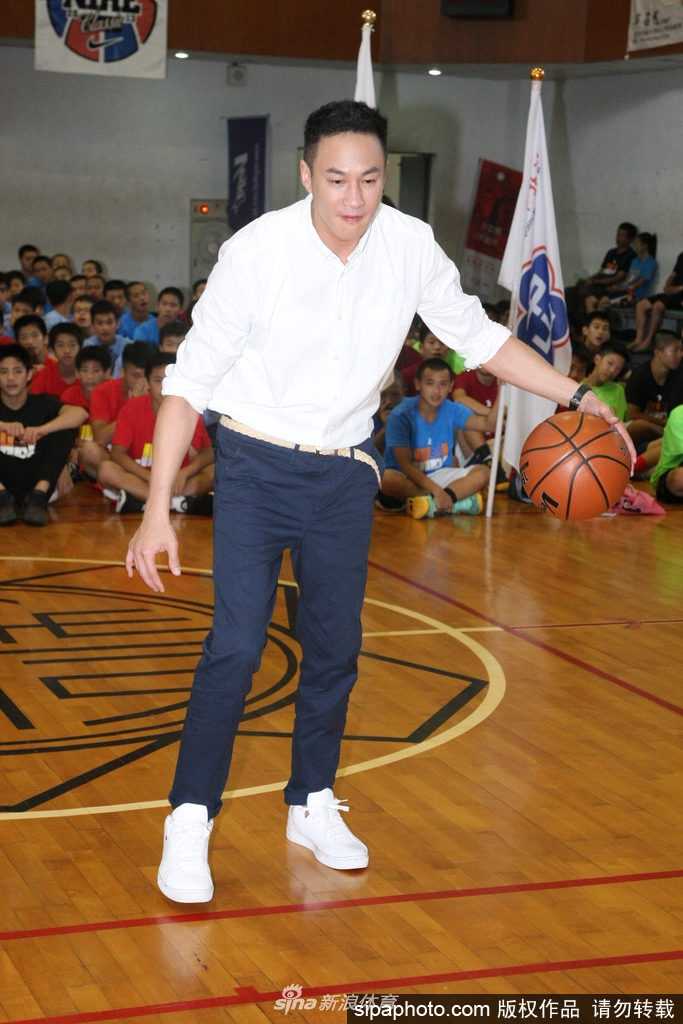 何润东现身中学篮球赛点燃少年篮球魂,八年公益助学延续梦想 在与学生的切磋中,何润东面带笑容积极拼抢,高大的身影在少年们中间显得格外亲和,毫无明星架子。