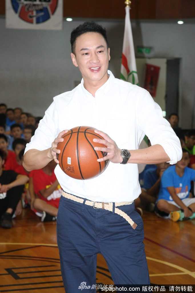 何润东现身中学篮球赛点燃少年篮球魂,八年公益助学延续梦想 何润东一身休闲装扮亮相台北体育馆,为篮球小联盟邀请赛帅气揭幕,脸上洋溢着对篮球的无限热情。