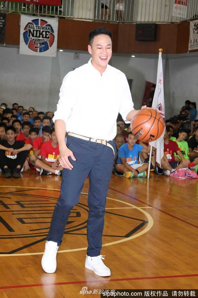何润东现身中学篮球赛点燃少年篮球魂,八年公益助学延续梦想 何润东在罚球线附近稳稳出手,篮球在空中划出完美弧线,场边的学生们纷纷驻足围观这难得一见的明星球技。