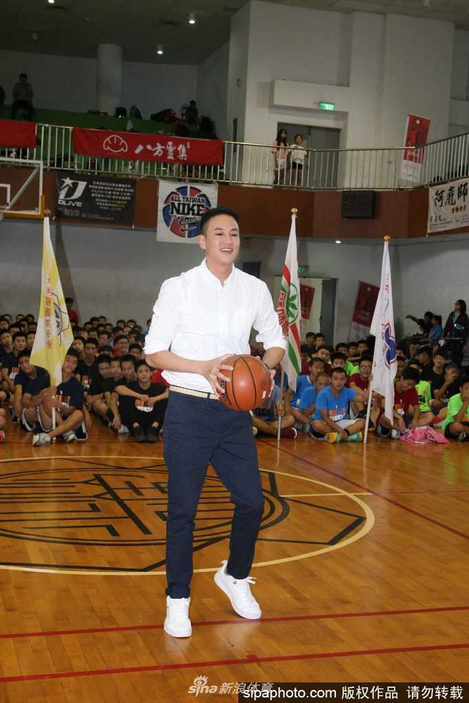 何润东现身中学篮球赛点燃少年篮球魂,八年公益助学延续梦想 活动结束大合影时何润东蹲在学生们中间比出大拇指,大家脸上都挂着满足的笑容,定格了这个因篮球而美好的瞬间。