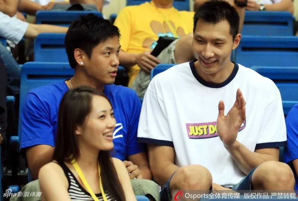 余文乐妻子王棠云:从亚锦赛最美球迷到被易建联主动打招呼的幸运女孩 王棠云长发披肩坐在亚锦赛看台上,双手轻托下巴,眼神清澈专注于赛场,宛如漫画中走出的篮球少女