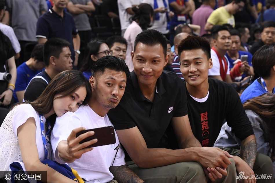 余文乐妻子王棠云:从亚锦赛最美球迷到被易建联主动打招呼的幸运女孩 易建联身穿中国男篮球衣侧身看向前排,用手轻掩嘴角笑得腼腆,一旁的陈建州露出惊讶又玩味的表情
