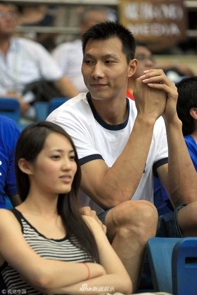 余文乐妻子王棠云:从亚锦赛最美球迷到被易建联主动打招呼的幸运女孩 特写镜头下王棠云素颜朝天却难掩清秀五官,眉眼弯弯带着笑意,在喧闹的球馆里显得格外恬静