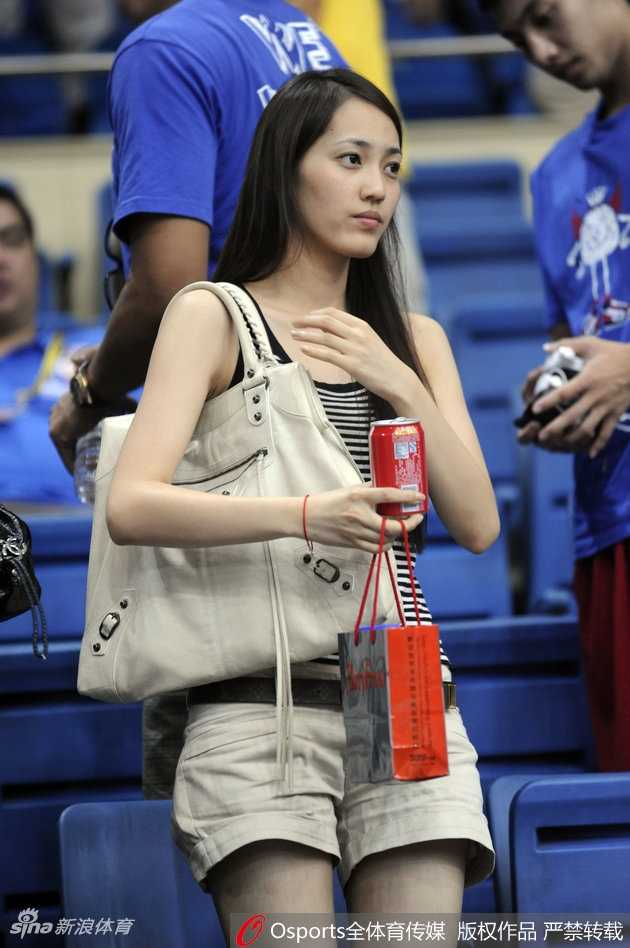 余文乐妻子王棠云:从亚锦赛最美球迷到被易建联主动打招呼的幸运女孩 王棠云身穿深色外套站在球场通道内,双手插兜回眸面对镜头,身后是空荡的坐席与明亮的灯光