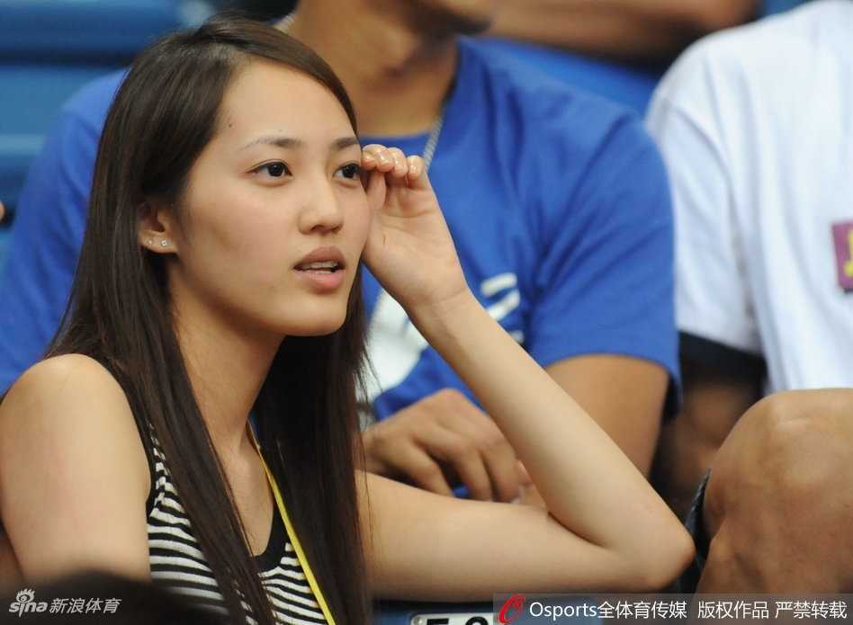 余文乐妻子王棠云:从亚锦赛最美球迷到被易建联主动打招呼的幸运女孩 王棠云与陈建州在观众席热聊,她侧耳倾听笑得开怀,身旁的黑人也是眉飞色舞神情夸张