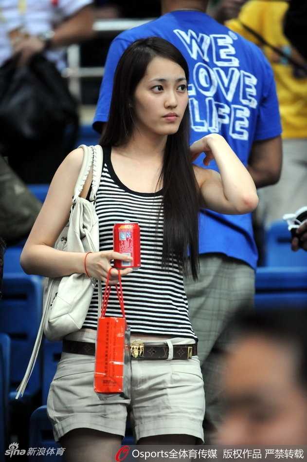 余文乐妻子王棠云:从亚锦赛最美球迷到被易建联主动打招呼的幸运女孩 王棠云身着简约白色上衣坐在球场边,回眸瞬间秀发轻扬,眼神温柔似水透着大家闺秀的典雅气质