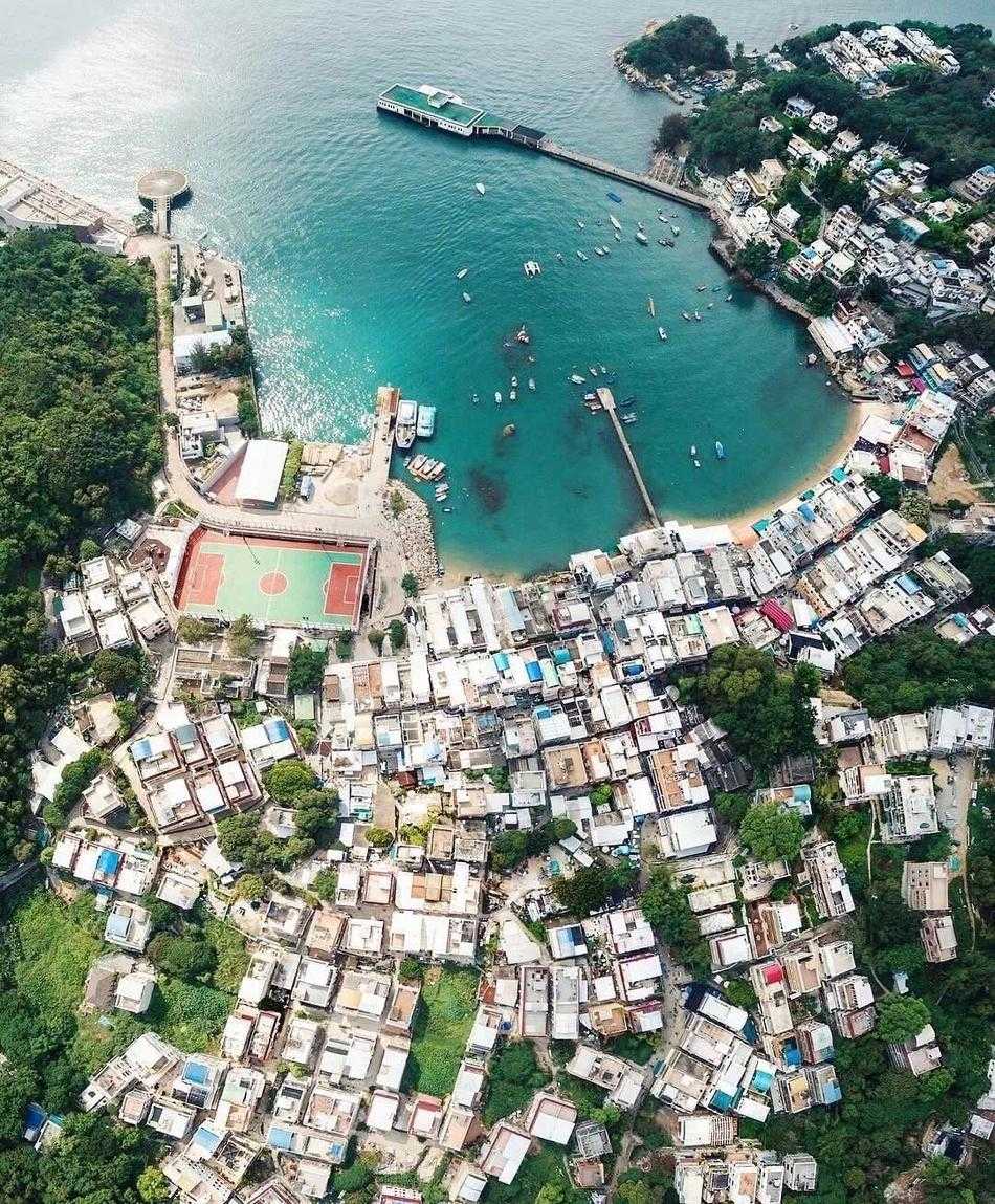 俯瞰光影交错,探寻篮球场的几何诗意 篮球馆的钢结构穹顶内部,光线透过菱形格栅洒下,在地面和看台上形成斑驳的光影图案,充满了未来感与韵律美。