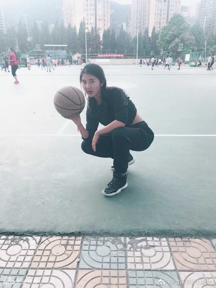 健身房里邂逅篮球与AJ:她是甜酷性感的宅男女神糖糖 糖糖在健身房进行负重深蹲训练,紧身的运动服勾勒出完美的腰臀比,汗水浸湿了额头但她眼神依然坚定