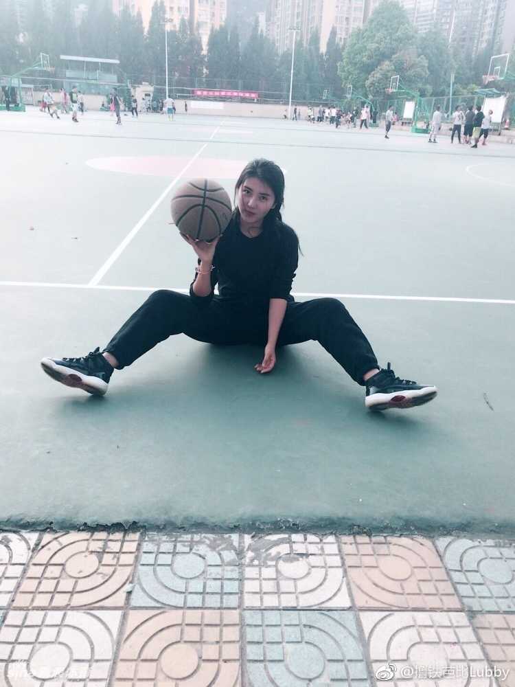 健身房里邂逅篮球与AJ:她是甜酷性感的宅男女神糖糖 糖糖穿着简约的白色背心和黑色短裤,露出健康的小麦色肌肤和马甲线,对着镜头比出胜利的手势笑容灿烂