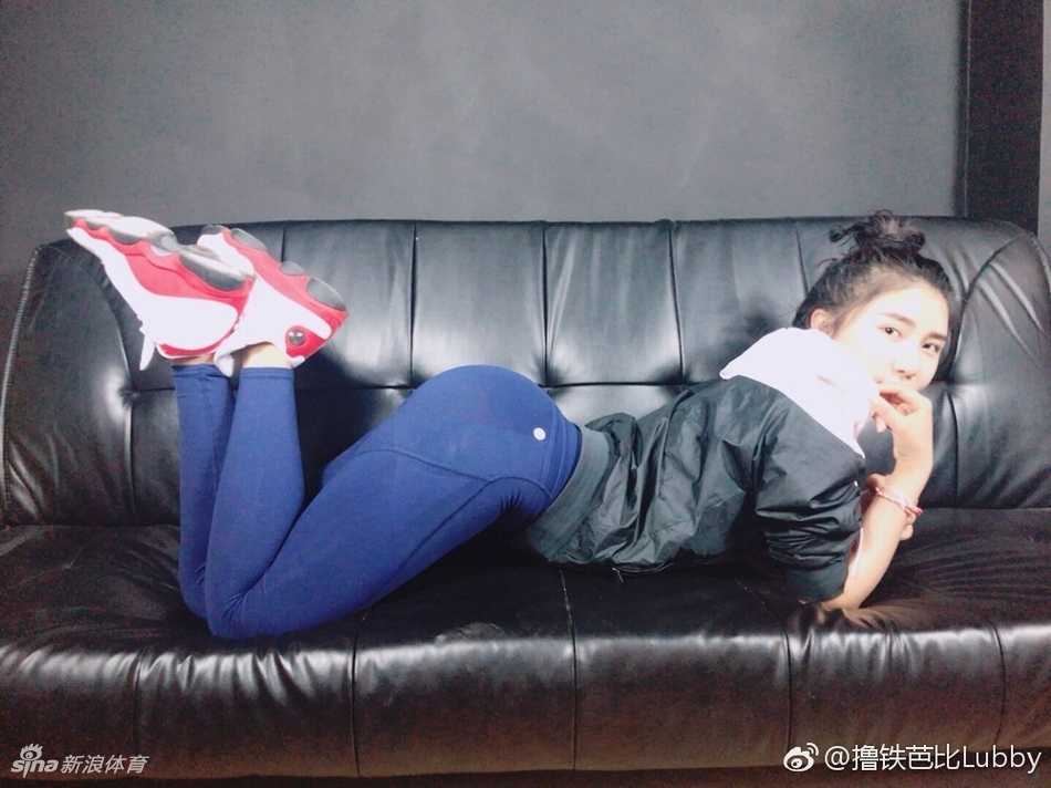 健身房里邂逅篮球与AJ:她是甜酷性感的宅男女神糖糖 糖糖扎着清爽的高马尾,穿着科比主题的定制T恤,在夕阳下的室外球场运球过人,发丝随风飘扬充满活力