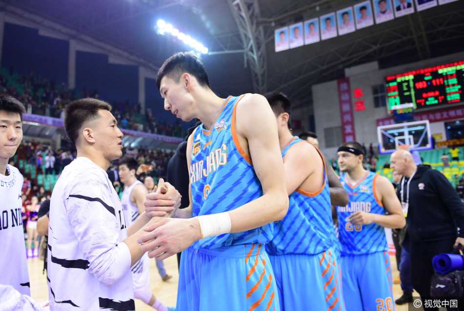 催泪回顾:疆辽大战背后的兄弟情,周琦拥抱兰多夫,郭士强寄语成永恒 大魔王周琦与辽宁核心郭艾伦在赛场中央窃窃私语,昔日同窗好友如今各为其主,眼神中满是惺惺相惜。