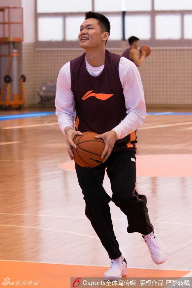 元旦大战广东击退上海 布泽尔硬仗正名老将撑场 外援斯隆在训练中控球推进,节奏感十足,全队的进攻在他的指挥下显得井井有条,一场恶战即将打响。