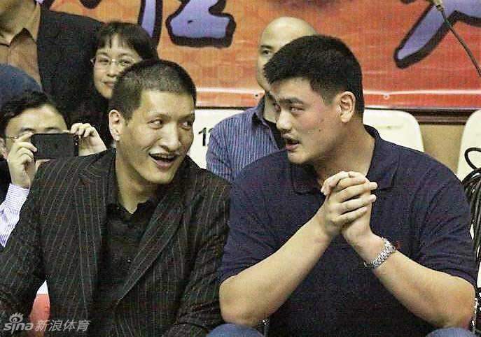 兄弟齐心共筑中国篮球梦想 身披中国男篮战袍的姚明在赛场上目光如炬,他不仅是中国篮球的旗帜,更是后来者们追赶的目标与学习的榜样。