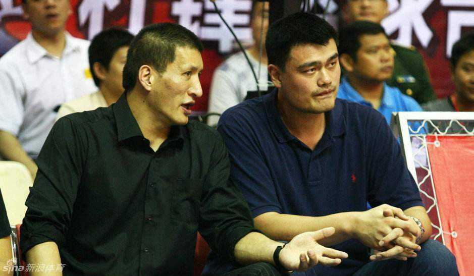 兄弟齐心共筑中国篮球梦想 中国男篮昔日的骄傲,姚明、王治郅与巴特尔这三大“移动长城”并肩而立,他们的身影构筑了无数球迷心中最坚固的篮下防线。