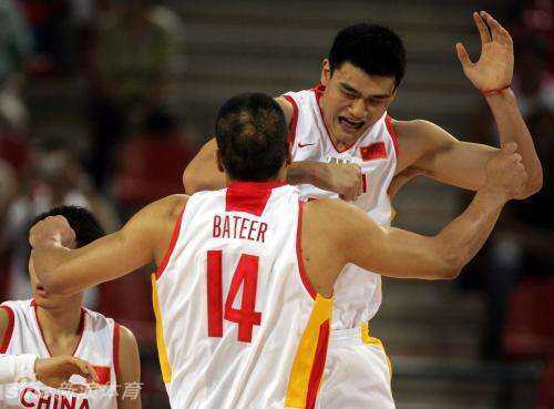 兄弟齐心共筑中国篮球梦想 姚明与巴特尔在场边相邻而坐,神情专注地观看比赛。无需过多言语,他们之间流淌的是多年并肩作战形成的默契与信任,是战友间最真挚的情谊。