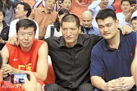 兄弟齐心共筑中国篮球梦想 巴特尔在退役后投身青少年篮球事业,他正在场边专注地指导着年轻球员,将自己职业生涯的宝贵经验倾囊相授,为中国篮球的未来播撒希望的种子。