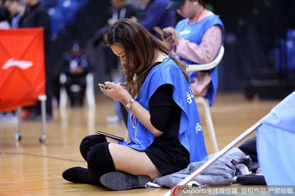 比赛结束后，青岛啦啦队的几位成员依然留在场边，她们互相整理着演出服装，脸上带着完成表演后的轻松与喜悦。赛场灯光渐暗，她们的笑容却依旧灿烂。