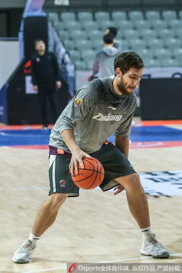 乒乓球选手挥拍击球瞬间球拍轨迹化作一道优美弧线小球如流星般飞向对面