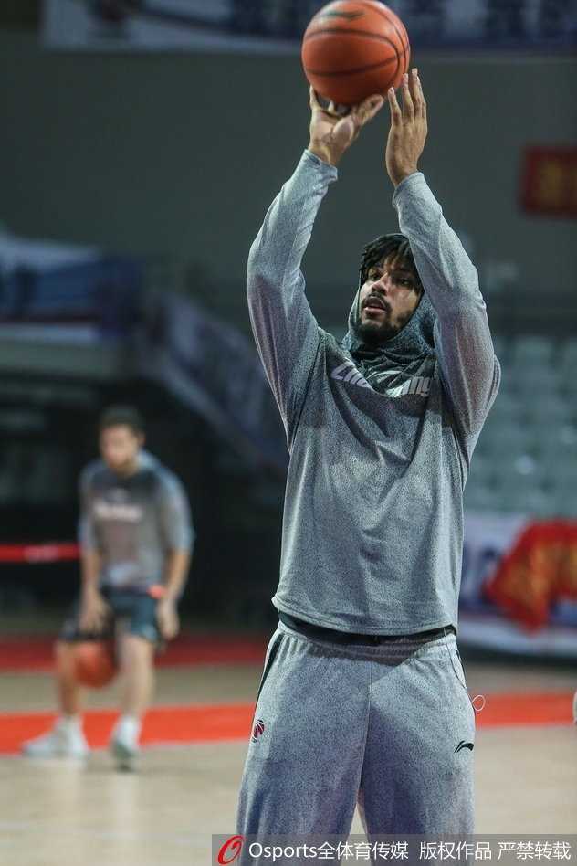 体操选手空中转体身体线条优美如燕展翅动作舒展与器械形成完美几何构图