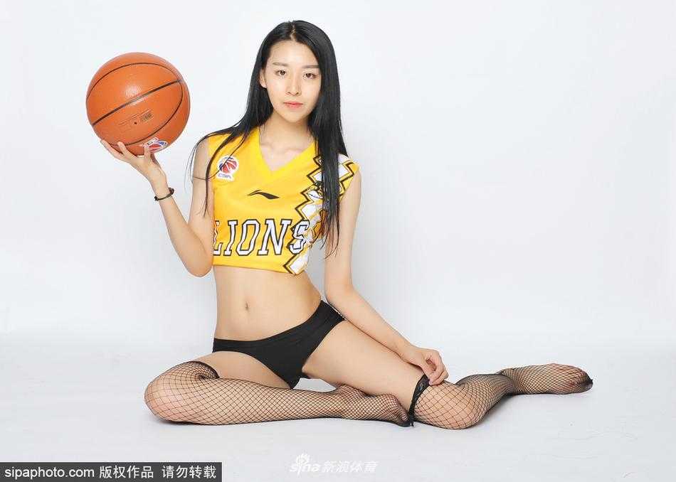 光影流转中的热血与柔情 探秘广厦宝贝的逐梦之旅 运动风写真下的广厦宝贝,眼神坚定而有力,展现出篮球宝贝独有的阳光与健康之美,动感十足。